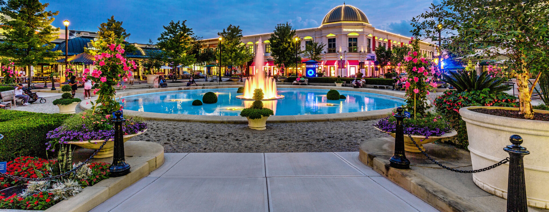 Fountain in the middle of an outdoor shopping center