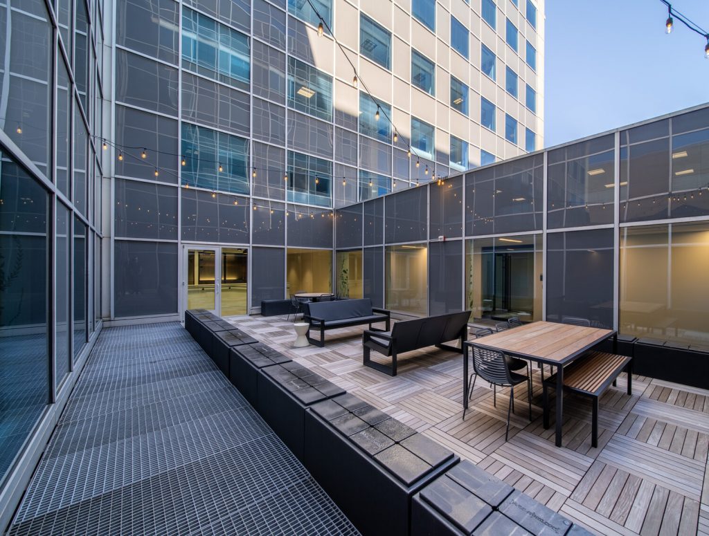 Outdoor seating at L'Enfant plaza office building