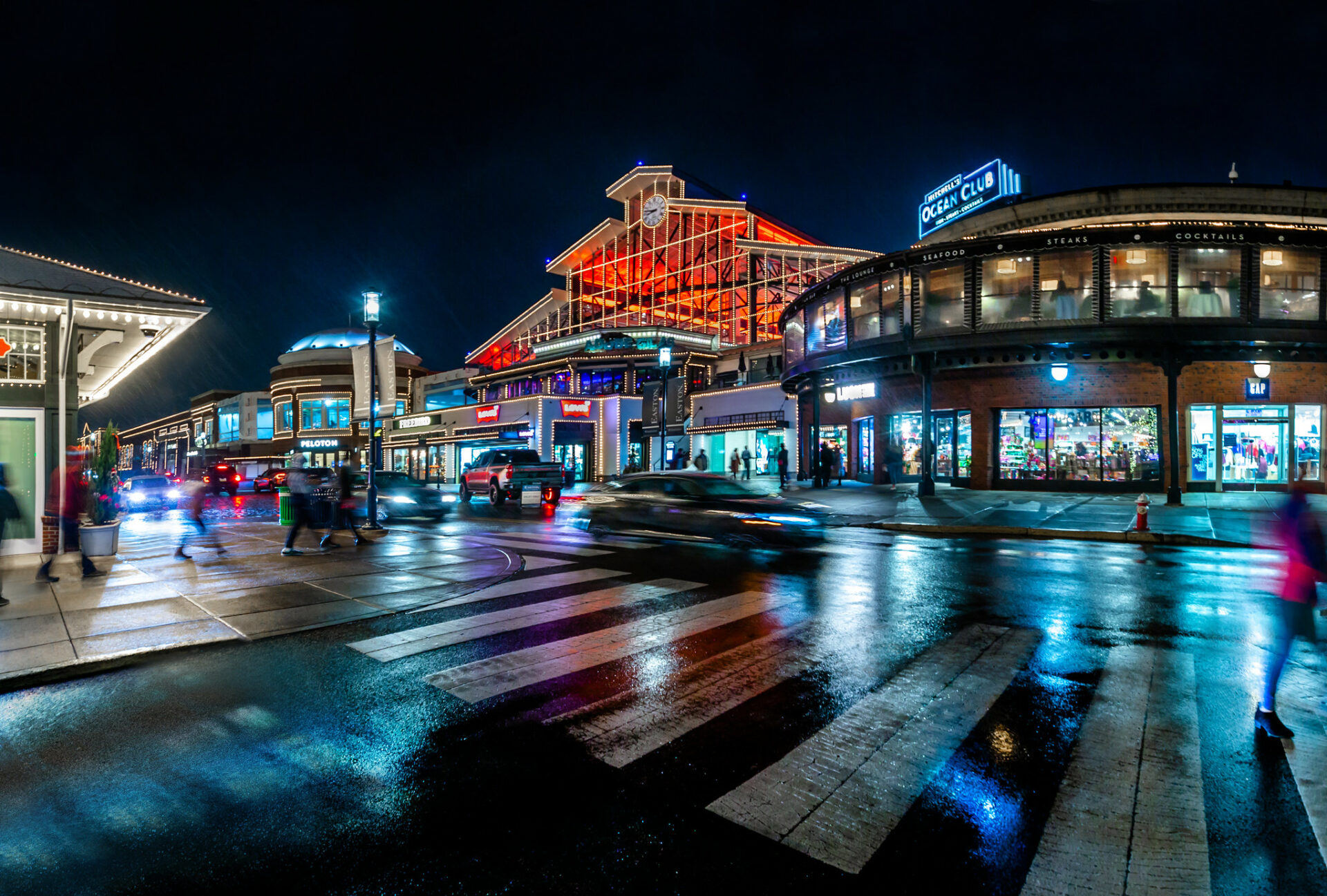 Street view outside restaurants at Easton Town Center in Columbus, OH